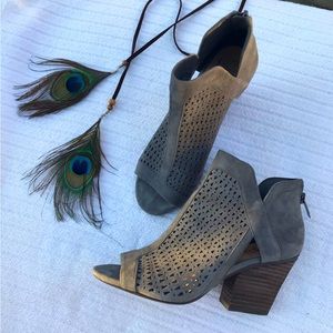 Vince Camuto Open toe Bootie Grey Suede block 3" heel size 7